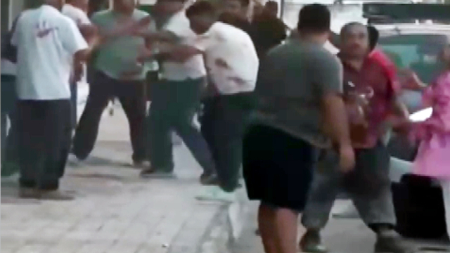 Polisi aradı, kavgayı görüntülemeye devam etti