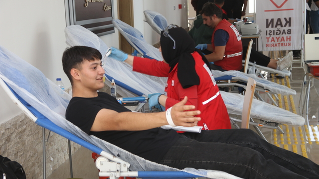 Taşova'da yüksekokul öğrencileri ve personelinden Türk Kızılaya kan bağışı