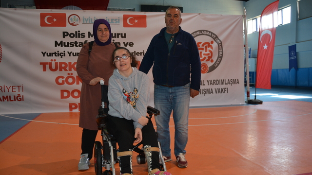 Bitlis'te 20 engelliye akülü tekerlekli sandalye dağıtıldı