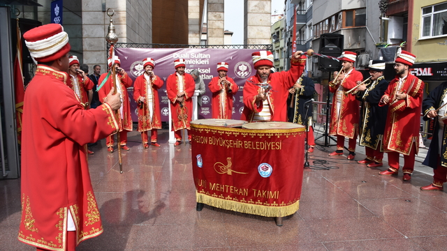 Trabzon'da "Dualı Sultan Gömlekleri ile Geleneksel Türk Sanatları" sergisi açıldı