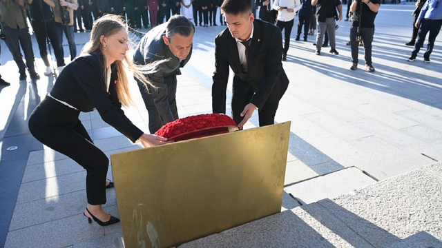 Özgür Özel, Şehitler Abidesi'ni ziyaret etti