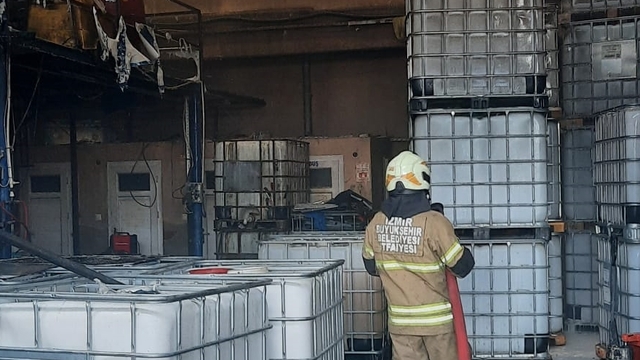 İzmir'de geri dönüşüm fabrikasında çıkan yangın söndürüldü