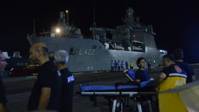 Türk vatandaşlarını taşıyan TCG Bayraktar, Mersin Limanı'na ulaştı