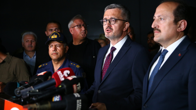 Lübnan'dan tahliye edilen sivilleri taşıyan amfibi gemilerden ilki Mersin'e ulaştı