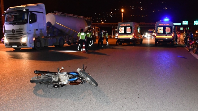 Hatay'da dur ihtarına uymayan motosikletin çarpması sonucu 1'i polis 3 kişi yaralandı
