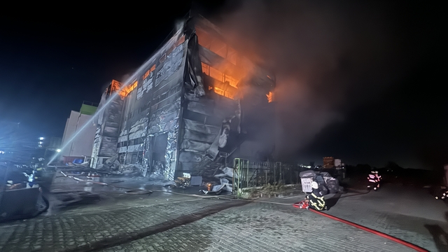 Tekirdağ'da kozmetik fabrikasında çıkan yangın kontrol altına alındı