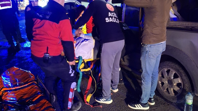 Anadolu Otoyolu'nda 3 araç birbirine girdi; 2 yaralı