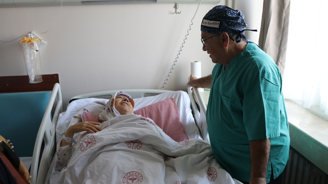 Amasya'da 42 yaşındaki kadının karnından 9 kiloluk kitle çıkarıldı