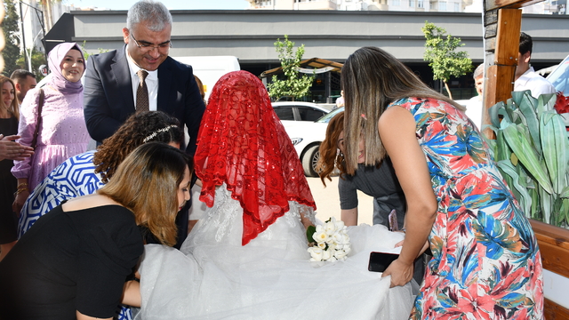 Adana'da 83 yaşındaki kadının gelinlik giyme hayali, temsili düğünle gerçekleştirildi