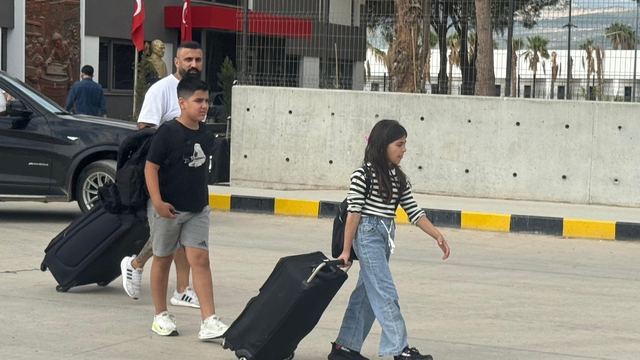 Lübnan'dan Mersin'e 351 yolcu daha geldi