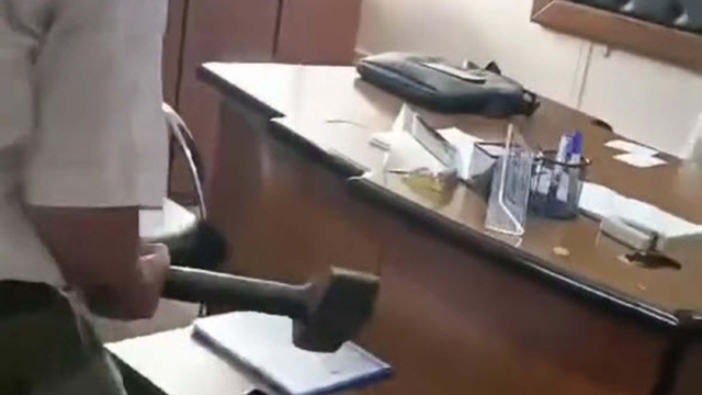 ESHOT garajında makam odasına sendikacıdan balyozlu saldırı