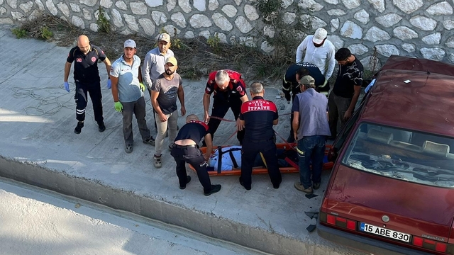 Burdur'da dere yatağına düşen otomobilin sürücüsü yaralandı