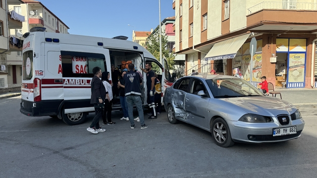 Kayseri'de otomobil ile minibüs çarpıştı 7'si öğrenci 8 kişi yaralandı