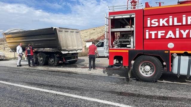 Çorum'da yanan kamyon itfaiye tarafından söndürüldü