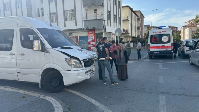 Otomobil ile minibüs çarpıştı: 7'si öğrenci 8 yaralı