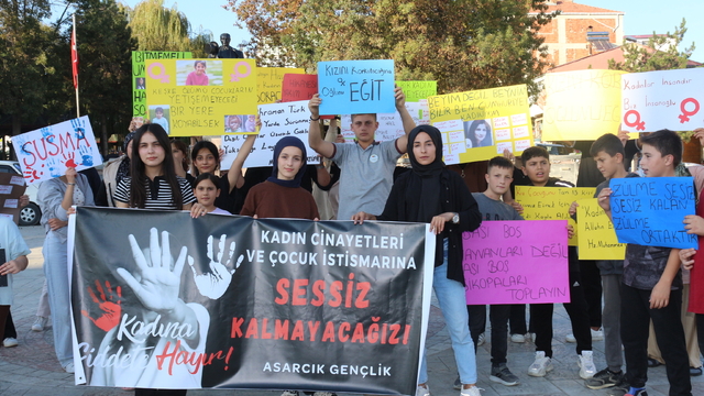 Asarcık'ta kadına şiddete tepki için yürüyüş düzenlendi