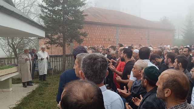 Trabzon'da okulda rahatsızlanarak vefat eden öğrencinin cenazesi toprağa verildi