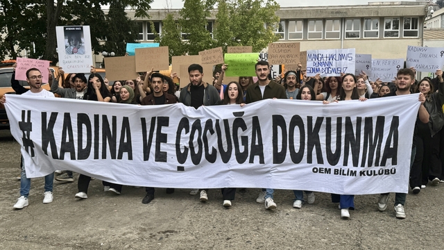 KTÜ'de kadına yönelik şiddete karşı yürüyüş düzenlendi