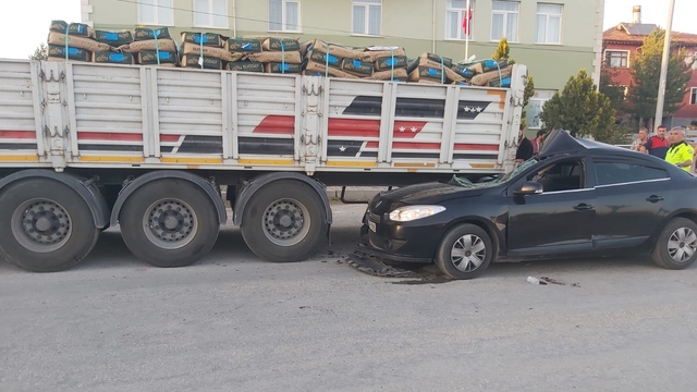 Çorum'da park halindeki tıra çarpan otomobildeki 4 kişi yaralandı