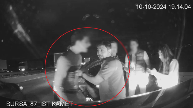 Baba ile oğlu, hasta taşıyan ambulansın önünü kesip sürücüyü darbetti (2)