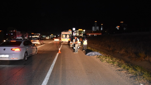Kırıkkale'de emniyet şeridinde yürüyen kişi, otomobilin çarpmasıyla öldü