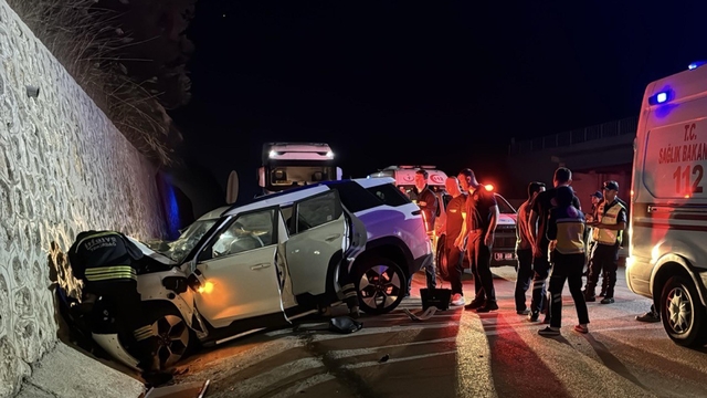 Tekirdağ'da istinat duvarına çarpan cipteki 2 doktor öldü, 2 doktor yaralandı