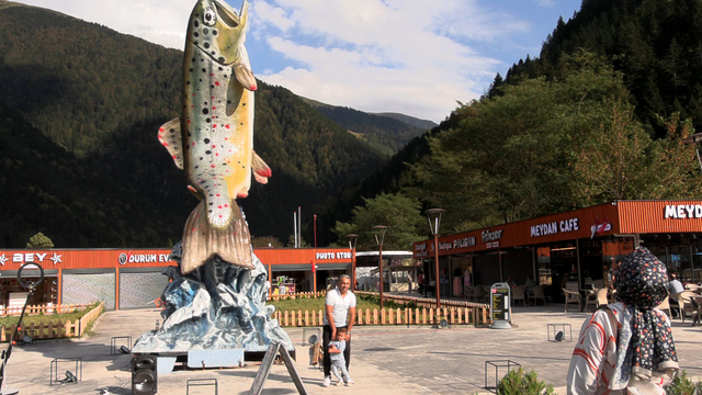 Uzungöl'de turizmin simgesi alabalığa heykelli vefa