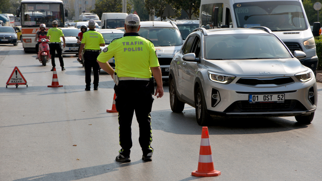 Dron destekli uygulamada yayalara yol vermeyen sürücülere 3 bin 135'er lira ceza