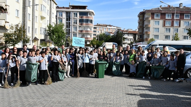 Lüleburgaz'da öğrenciler sokak temizliğine katıldı