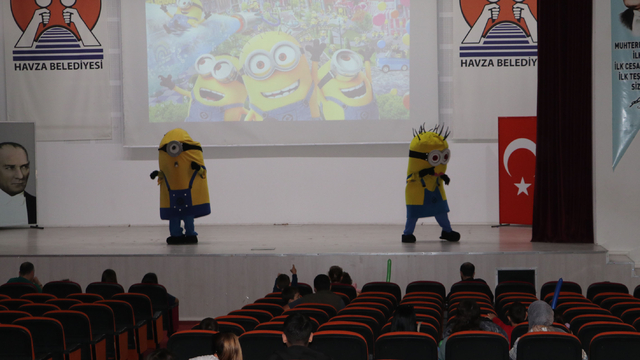 Havza'da "Minyonlar Müzikali" oyunu çocuklarla buluştu