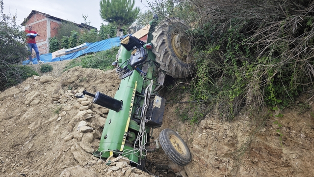 Samsun'da şarampole düşen traktörün sürücüsü ağır yaralandı