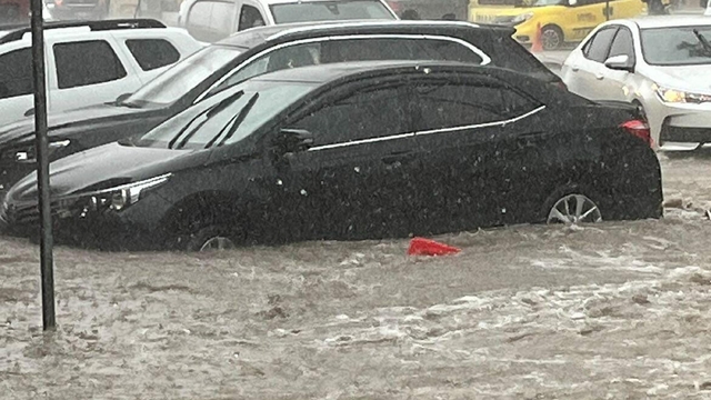 Çanakkale'de sağanak; yollar göle döndü