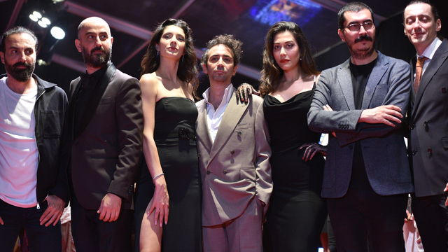 Altın Portakal'ın kırmızı halısında 'şıklık' yarışı