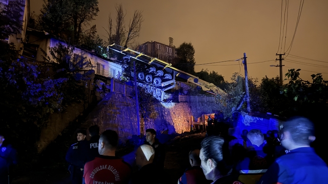 Zonguldak'ta bahçeye devrilen kömür yüklü tırın sürücüsü öldü