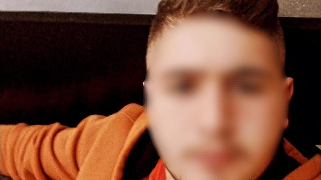 Dedesini, dedesinin birlikte yaşadığı kadını ve evdeki 1 kişiyi bıçak ve baltayla öldürdü