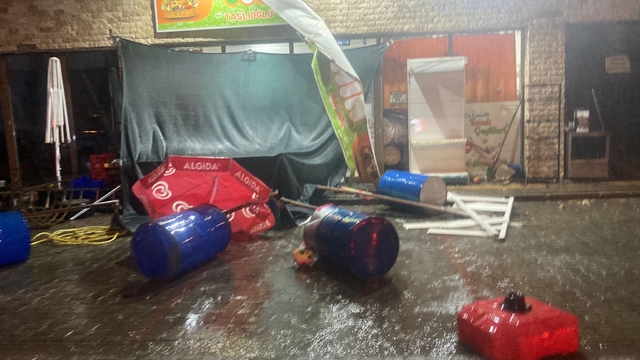 Karabük'te sağanak; cadde ve sokaklar suyla doldu