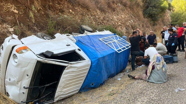 Antalya'da şarampole devrilen kamyonetteki 8 kişi yaralandı