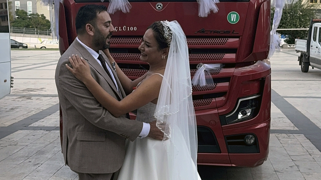 Dünyaevine giren TIR şoförü çiftten, ekmek teknelerinin önünde dans