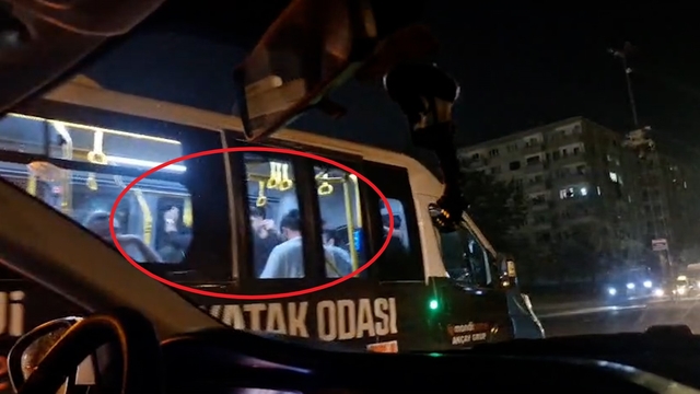 Seyir halindeki yolcu minibüsünde çiftetelli oynadılar