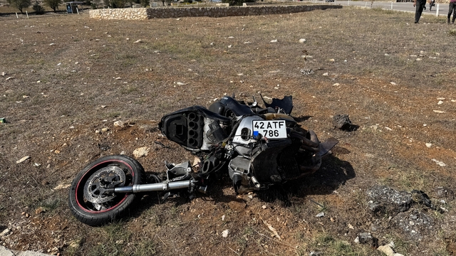 Antalya'da hafif ticari araçla motosikletin çarpıştığı kazada 2 kişi yaralandı