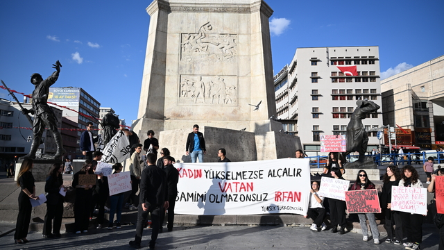 Ankara'da bir grup üniversite öğrencisinden kadın cinayetlerine protesto