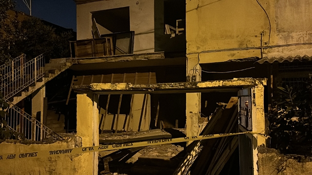 Hatay'da deprem hasarlı evin balkonunun çökmesi sonucu 2 kişi öldü