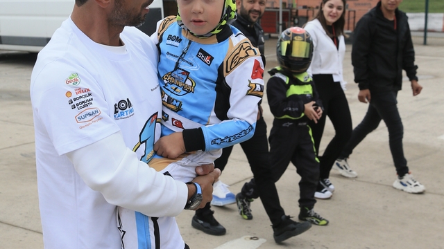 Minik motosikletçi Zayn Sofuoğlu, "4 tekerdeki" ilk şampiyonluğunu elde etti