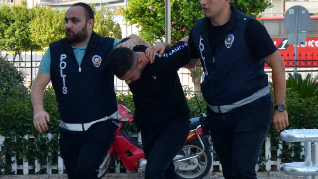 Eczaneden hırsızlık yapan şüpheli, kafede otururken yakalandı