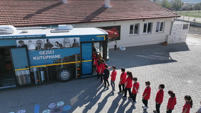 Gezici Kütüphane, köy okullarındaki öğrencilerin okuma alışkınlığını geliştiriyor
