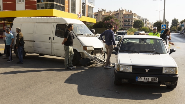 Aydın'da otomobil ve panelvanın çarpıştığı kazada 1 kişi yaralandı