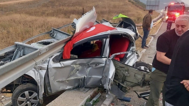 Balıkesir'de otomobilin kamyonete çarptığı kazada 1 kişi öldü, 2 kişi yaralandı