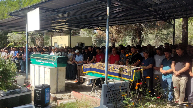 Çöken balkonun altında kalan baba ile oğlu toprağa verildi