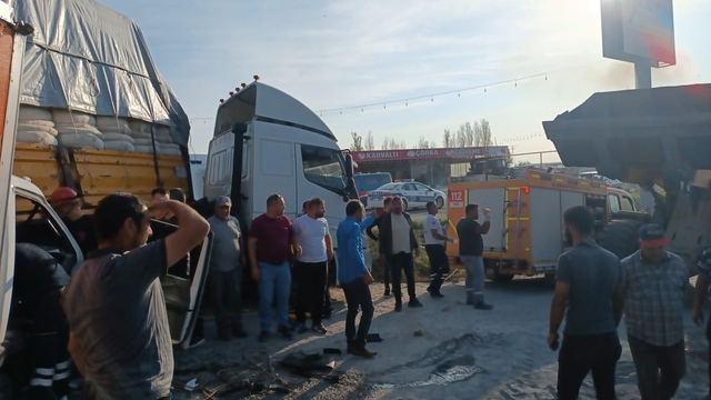 Aydın'da tır ve kamyonetin çarpıştığı kazada 2 kişi yaralandı