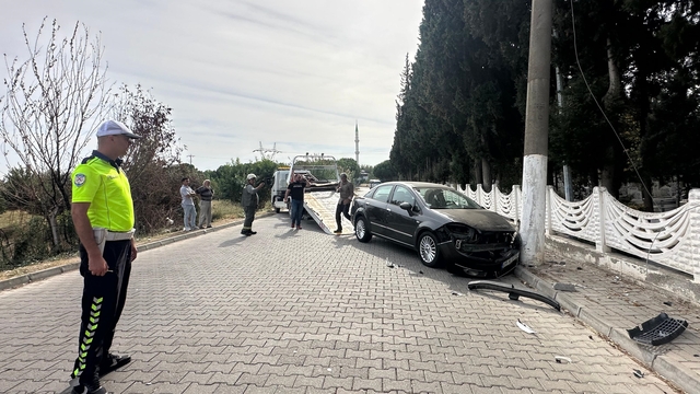 Nazilli'de aydınlatma direğine çarpan otomobilin sürücüsü yaralandı
